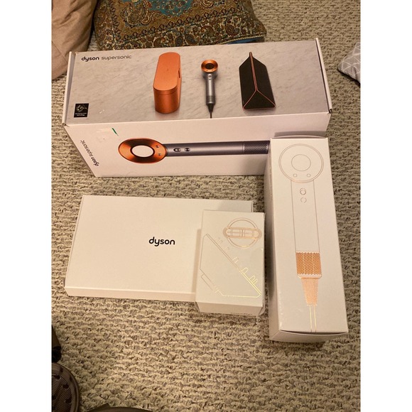 【SOLD】Dyson Supersonic Hair Dryer Gold Gifit Edition - Picture 9 of 12